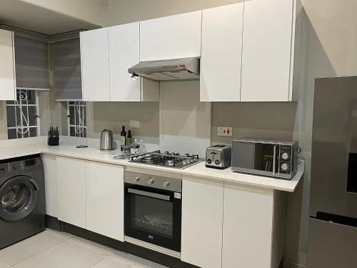 Contemporary 2 Bed in Suburbs - 2081 Two-Bedroom Apartment