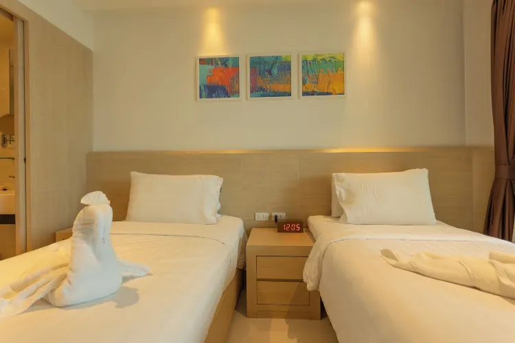 Basic Condo, Pool View