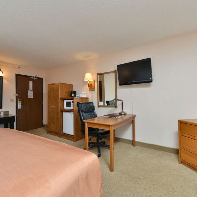 Deluxe Queen Room-Smoking Super 8 by Wyndham Rapid City Promo Code