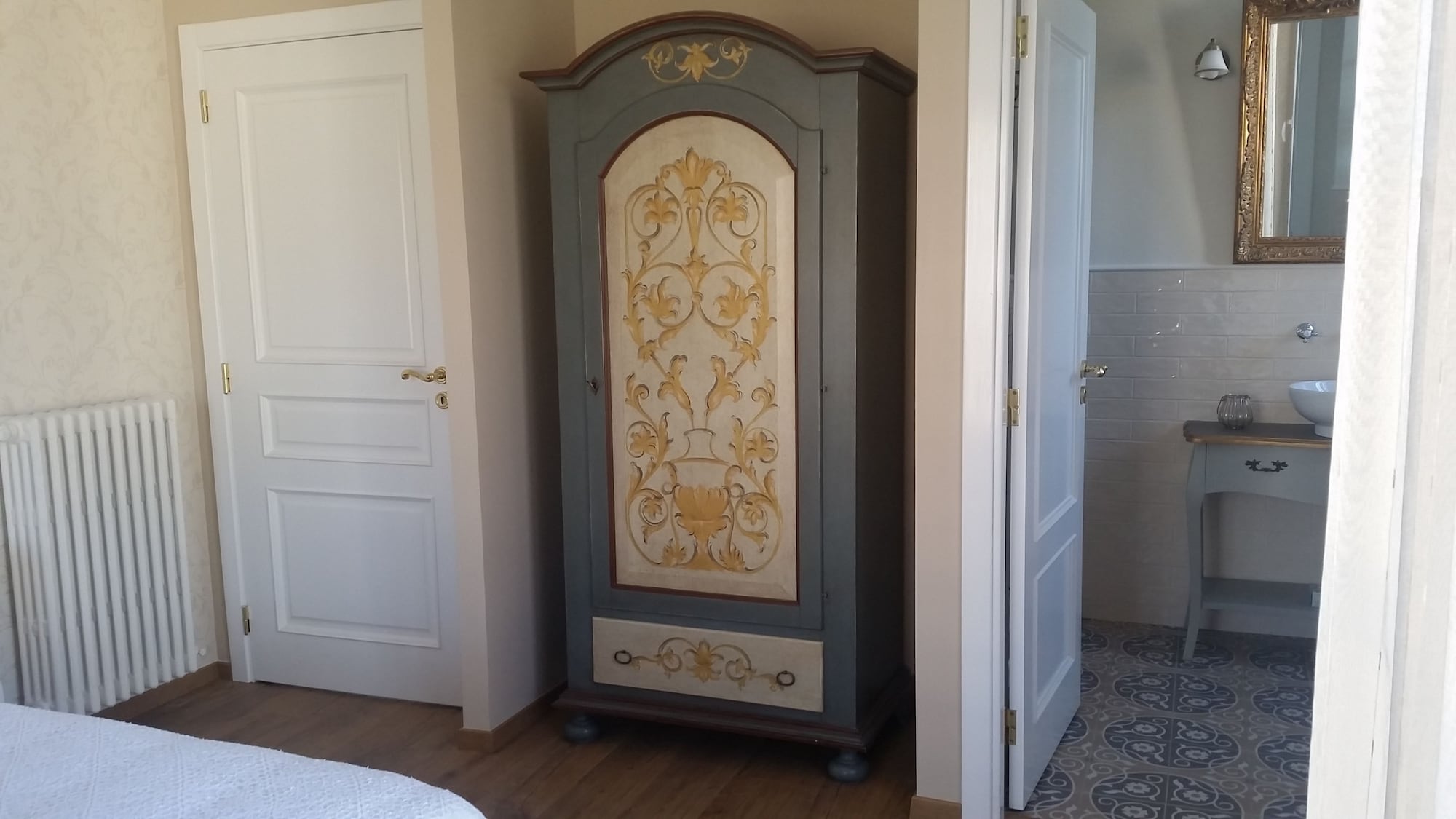 高级双人房，一大床，带连通浴室（Romantique）