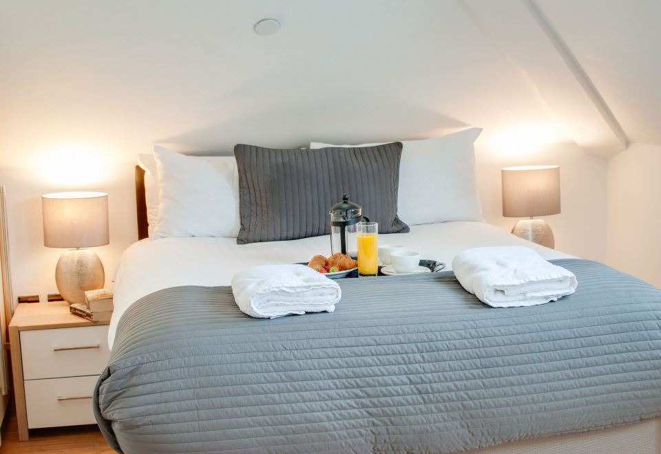 两卧室顶楼公寓 - 带梳化床