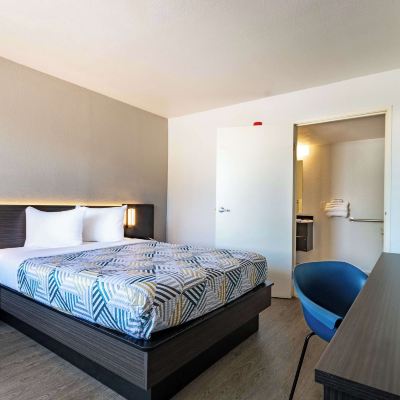 Deluxe Room, 1 Double Bed, Accessible, Non Smoking Motel 6-Rolling Meadows, IL - Chicago Northwest Promo Code