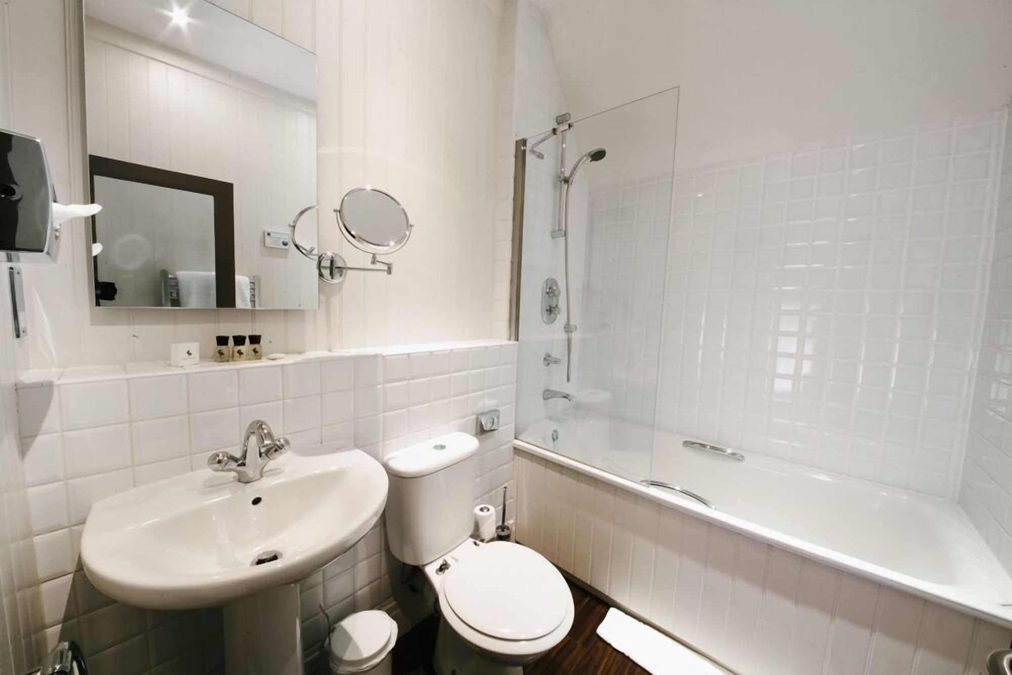 高级特大床带浴缸/淋浴