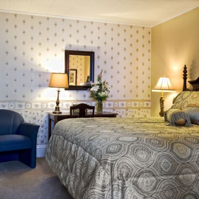 Classic Queen Room Bar Harbor Manor Promo Code