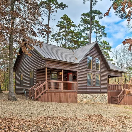 Hot Tub: 'Little Bear's Pond' Broken Bow Cabin Отели в г. Брокен Боу