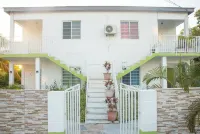 Modern Holiday Apartment in Saint John's, Antigua Hotele w: 