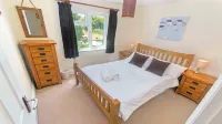 Cloudbreak | Hot Tub* | Log Burner, Dogs Welcome Hotels in 