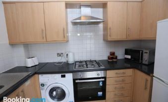 Lovely 2 Bed 2 Toilet Hill House River View Apartment - Housity