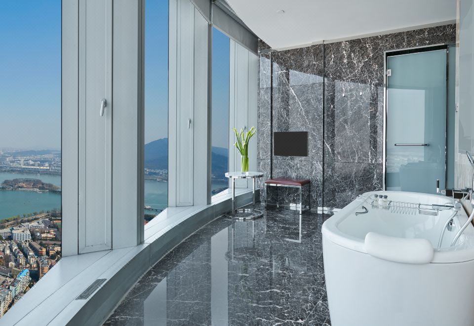 InterContinental Nanjing1King Executive Ste LakeVw Lounge Access