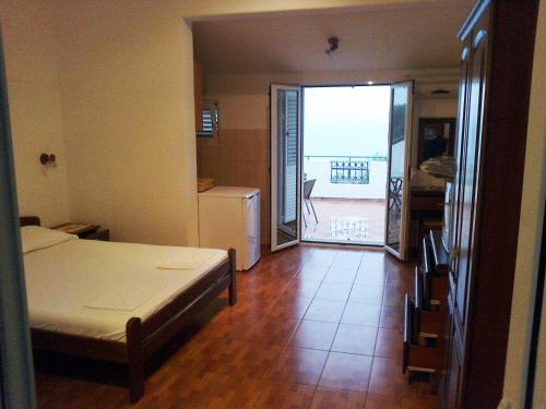 带露台的海景一室公寓