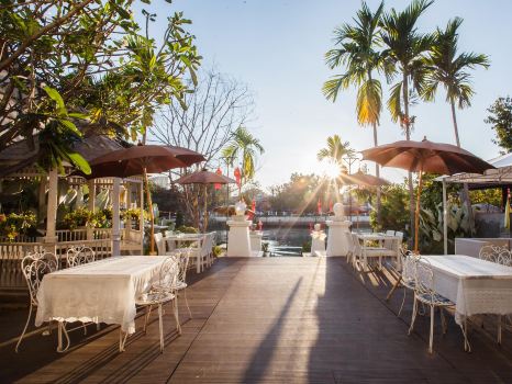 B2 Riverside Colonial Hotel