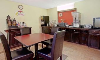 Super 8 by Wyndham Cincinnati-Springdale OH - Housity