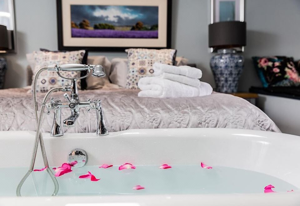 Court House Manor Luxury B&B Classic Double Room, Private Bathroom (Romeo & Juliet)