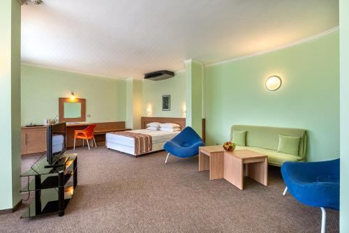 享有游泳池景致的一室公寓