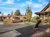 Luxury 4 bd/3ba Family Home near Ocean, Airport,  & Seattle XL yard w/sportcourt ベリアンのホテル