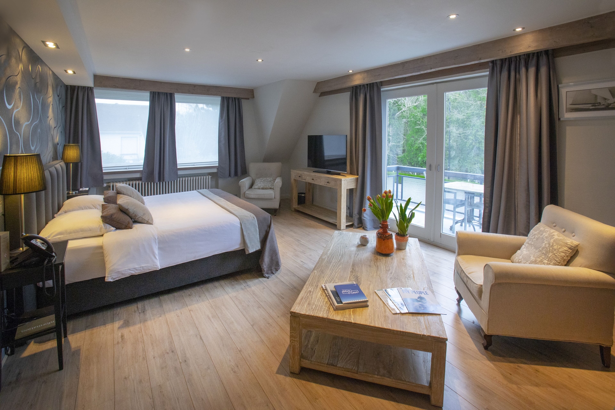 带阳台的小型套房