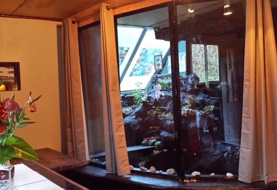 蜜月套房， 1 張特大床，冰箱和微波爐