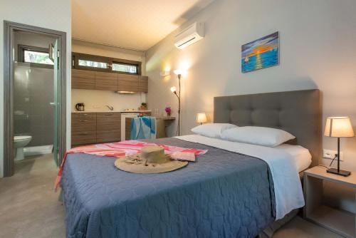 享有游泳池景致的一室公寓