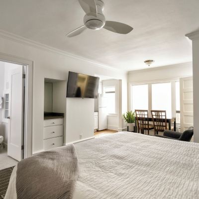 Deluxe King Room The Plaza Hotel - Milwaukee Promo Code