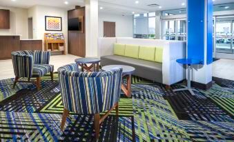 Holiday Inn Express & Suites Fort Myers Airport