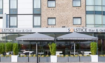 "a building with a restaurant called "" solstice "" prominently displayed on the side of the building" at Holiday Inn Salisbury - Stonehenge