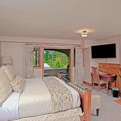 Premium Room, 1 Queen Bed, Fireplace, Lake View