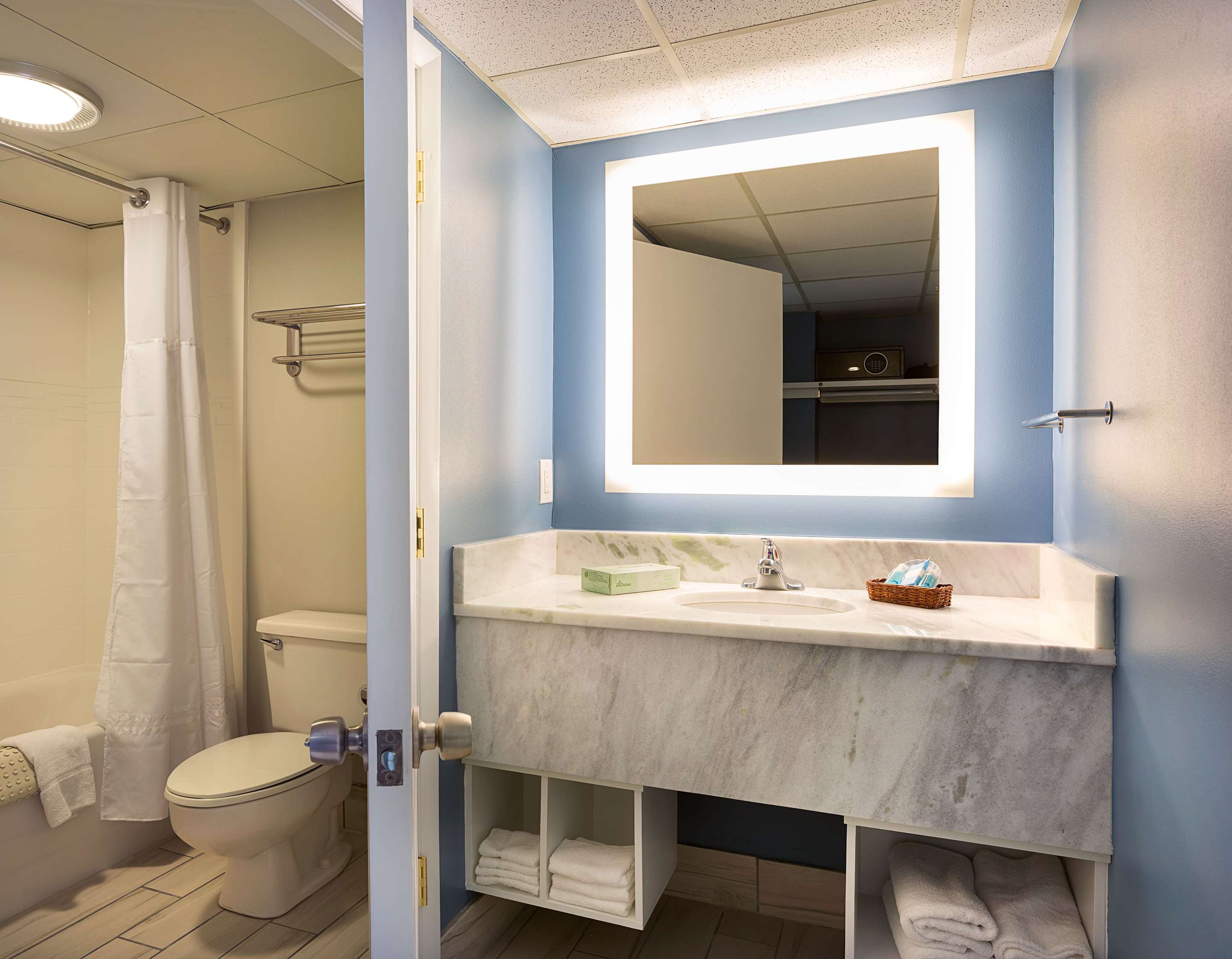 1张特大床， 无烟， 南楼， 带阳台， 局部海景， 带小厨房的， 桌子和椅子