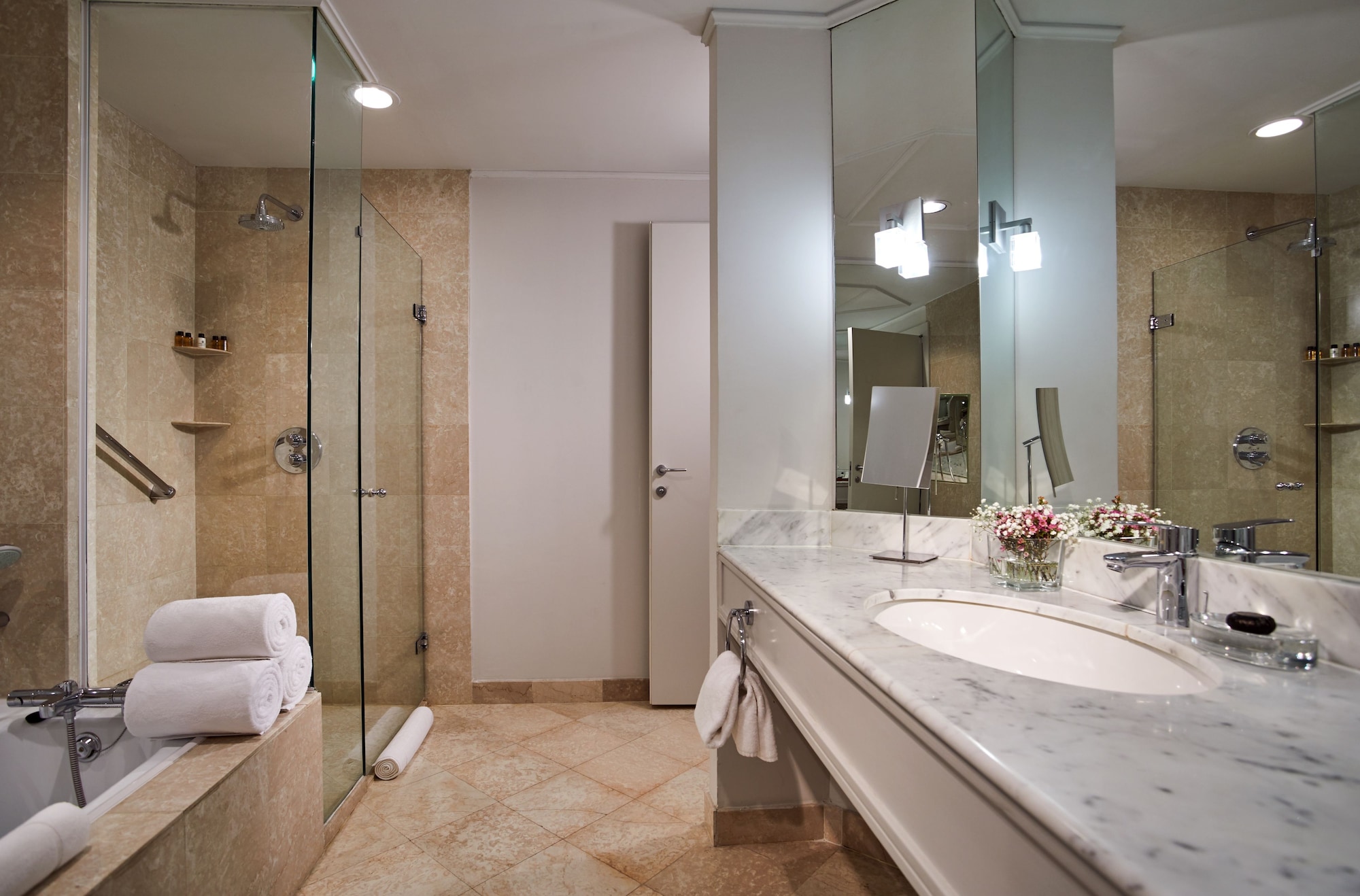 俱乐部特大床房