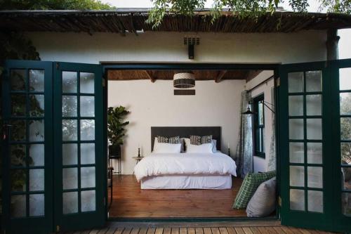 带山景的双人间