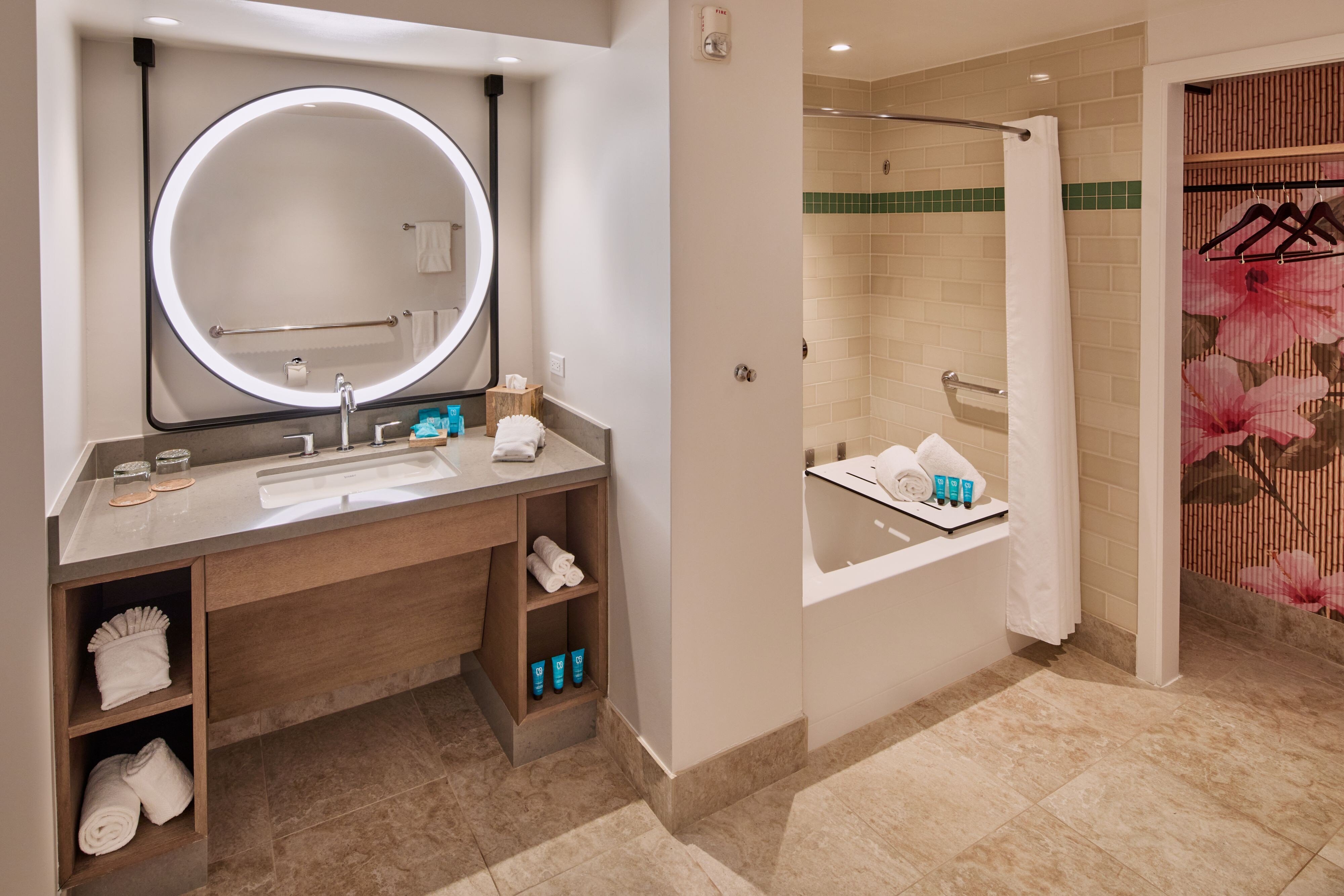 海景阳台客房，客房，1张特大床，梳化床，海景