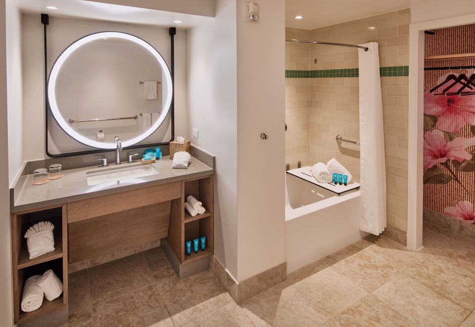 海景阳台客房，客房，1张特大床，梳化床，海景