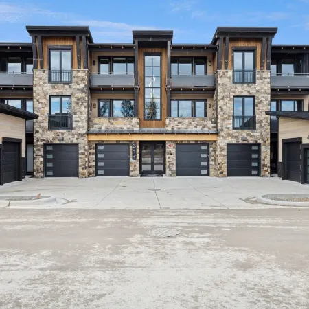 Near GLACIER/ Big MTN SKiing  & DTWN Whitefish! 3Bed/3Bath &HOT TUB w/VIEWS!