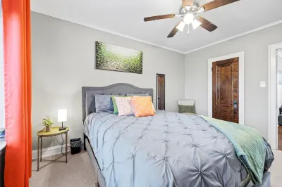 Spacious APT/Comfy Bed/Free Parking/22mins to ORD&MDW Hotels in 