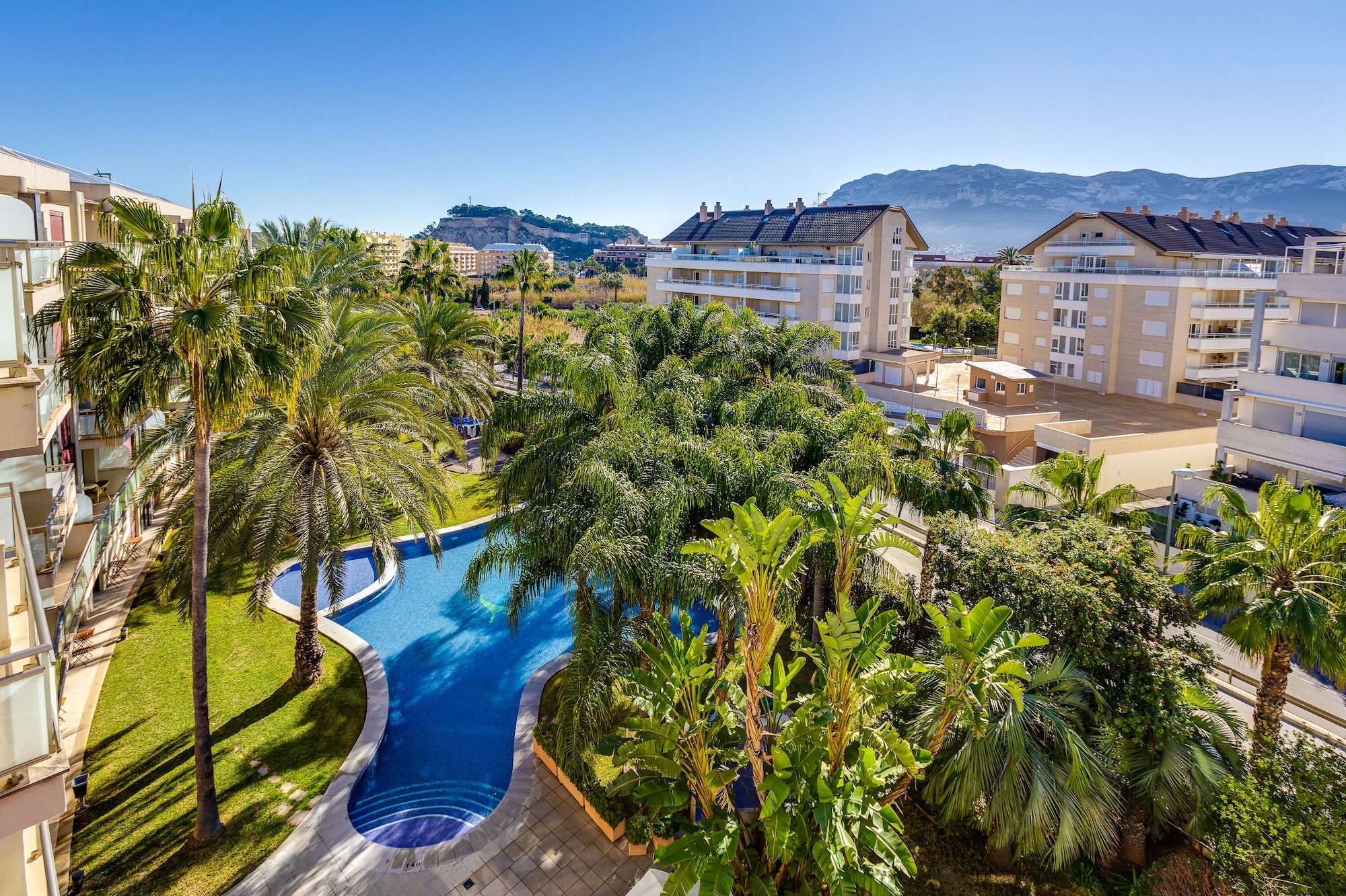 带阳台和花园景观的初级套房