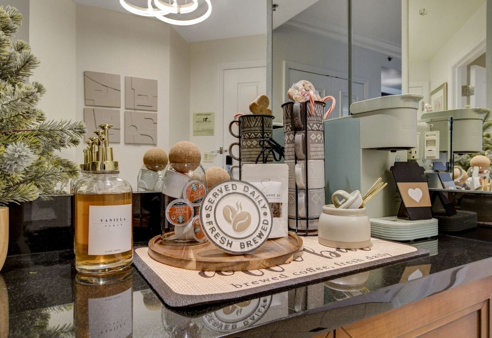 精英一室套房，1张特大床带梳化床，冰箱和微波炉，城市景观