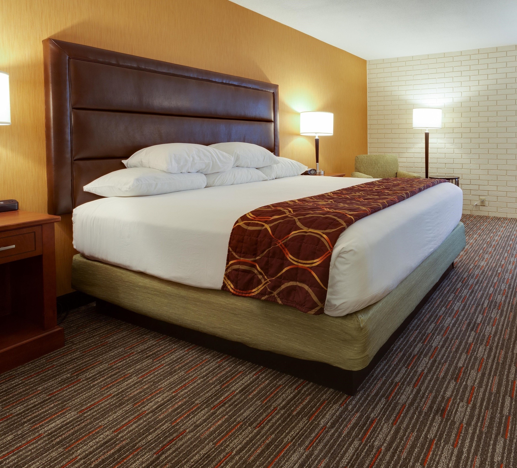 高层豪华房（1张特大床，带冰箱、微波炉）