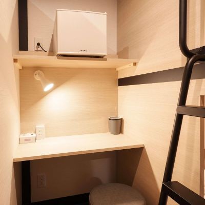 小木屋a【雙人使用，混合性別樓層，共用淋浴/廁所】 那霸康斯坦特膠囊旅館及飯店優惠