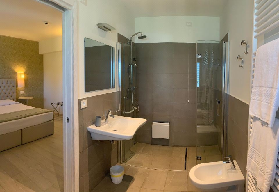 经典双人房（1 张双人床或 2 张单人床）， 1 间卧室， 冰箱， 城市景观