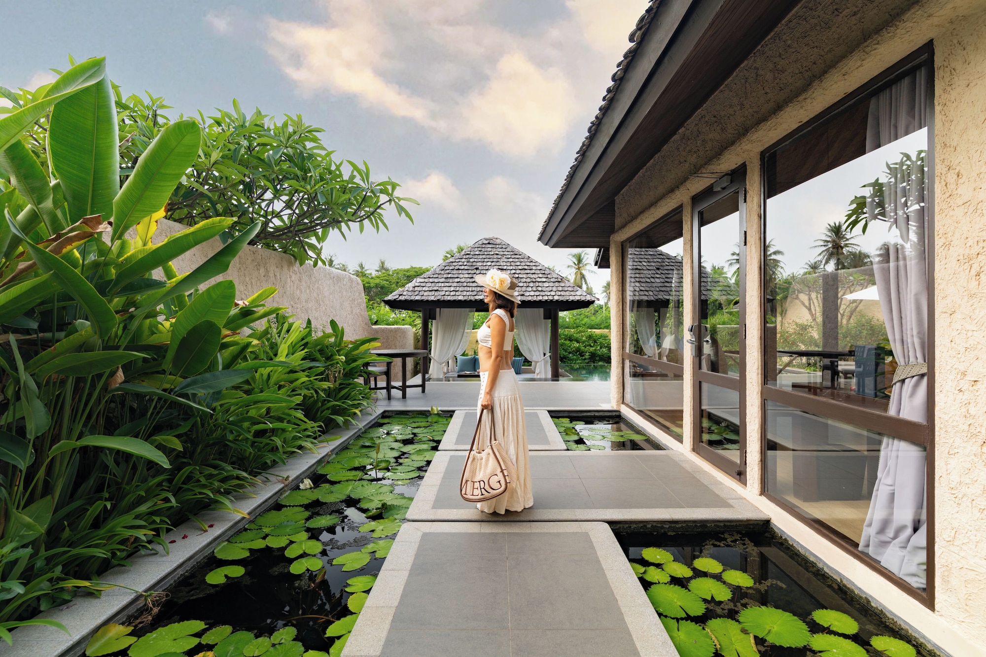 两卧室泳池别墅，更大型别墅，第一间卧室：1张特大床，第二间卧室：2张单床，梳化床