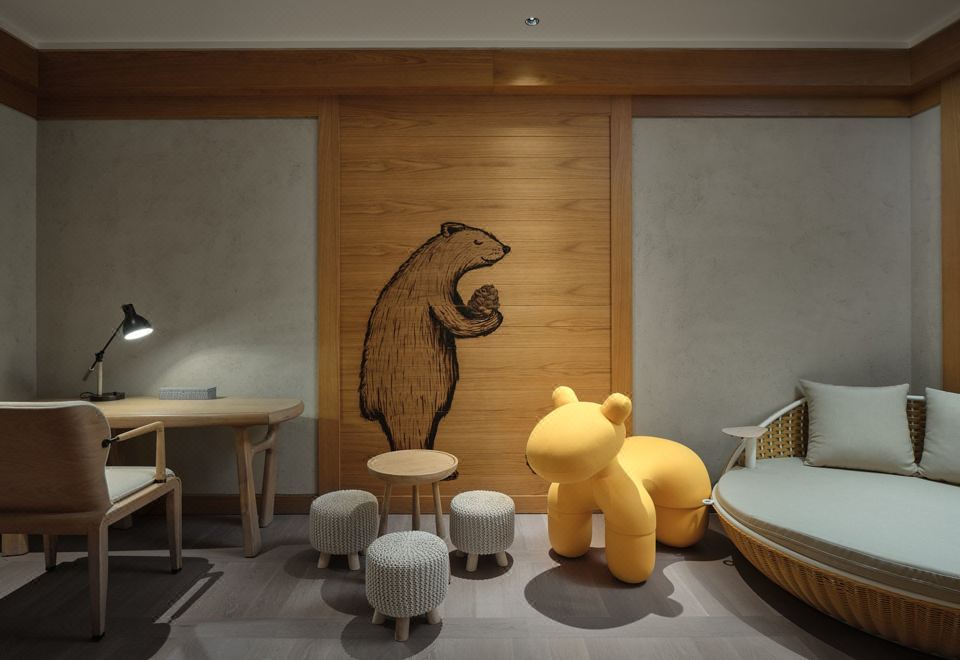 CROWNE PLAZA SHENNONGJIAKing Bed And 1 Kids Bed Suite Mountain View Lounge Access