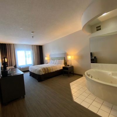 King Suite with Jetted Tub-Non-Smoking