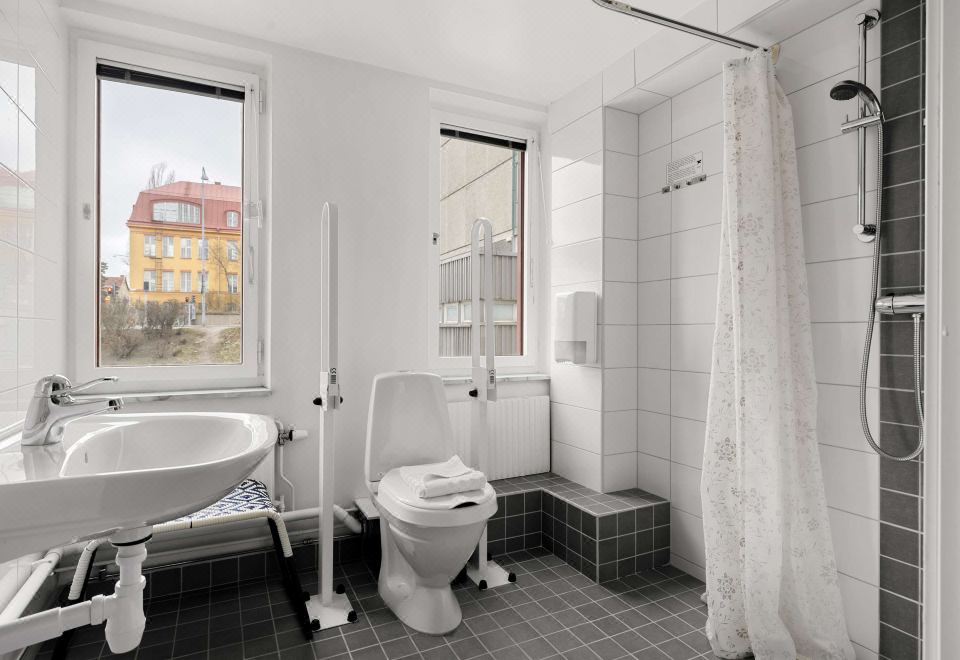 标准间两张单人床和厨房无线网络无烟