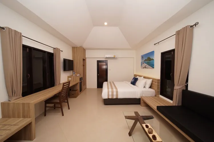 ห้องดีลักซ์ เตียงคิงไซส์ พร้อมระเบียง