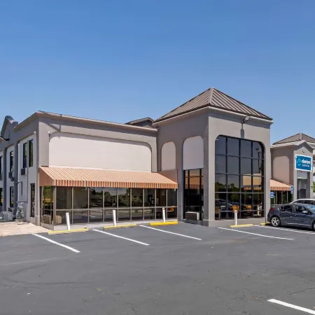 Clarion Pointe McDonough