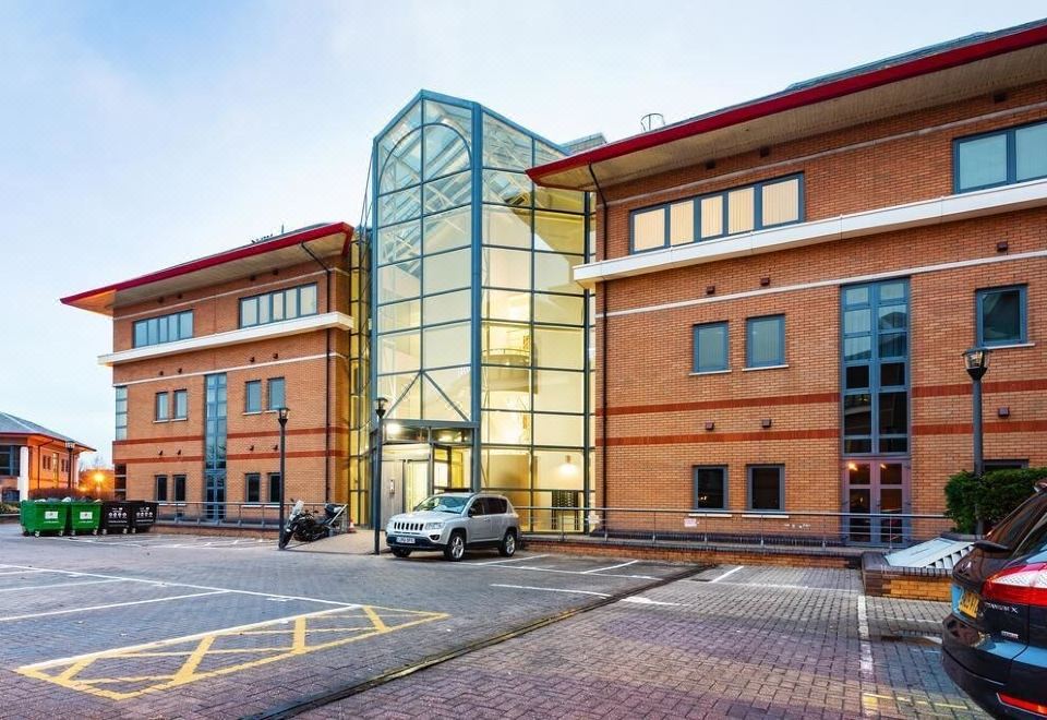 Deluxe Heathrow Apartments & Parking