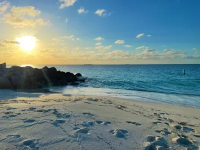 Lovely Studio steps from the beach. Optional golf car rent Hotels in 