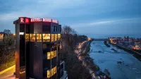 Rossi Luxury Hotel Отели в г. 