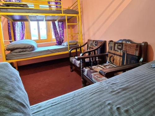 4床宿舍间的床位