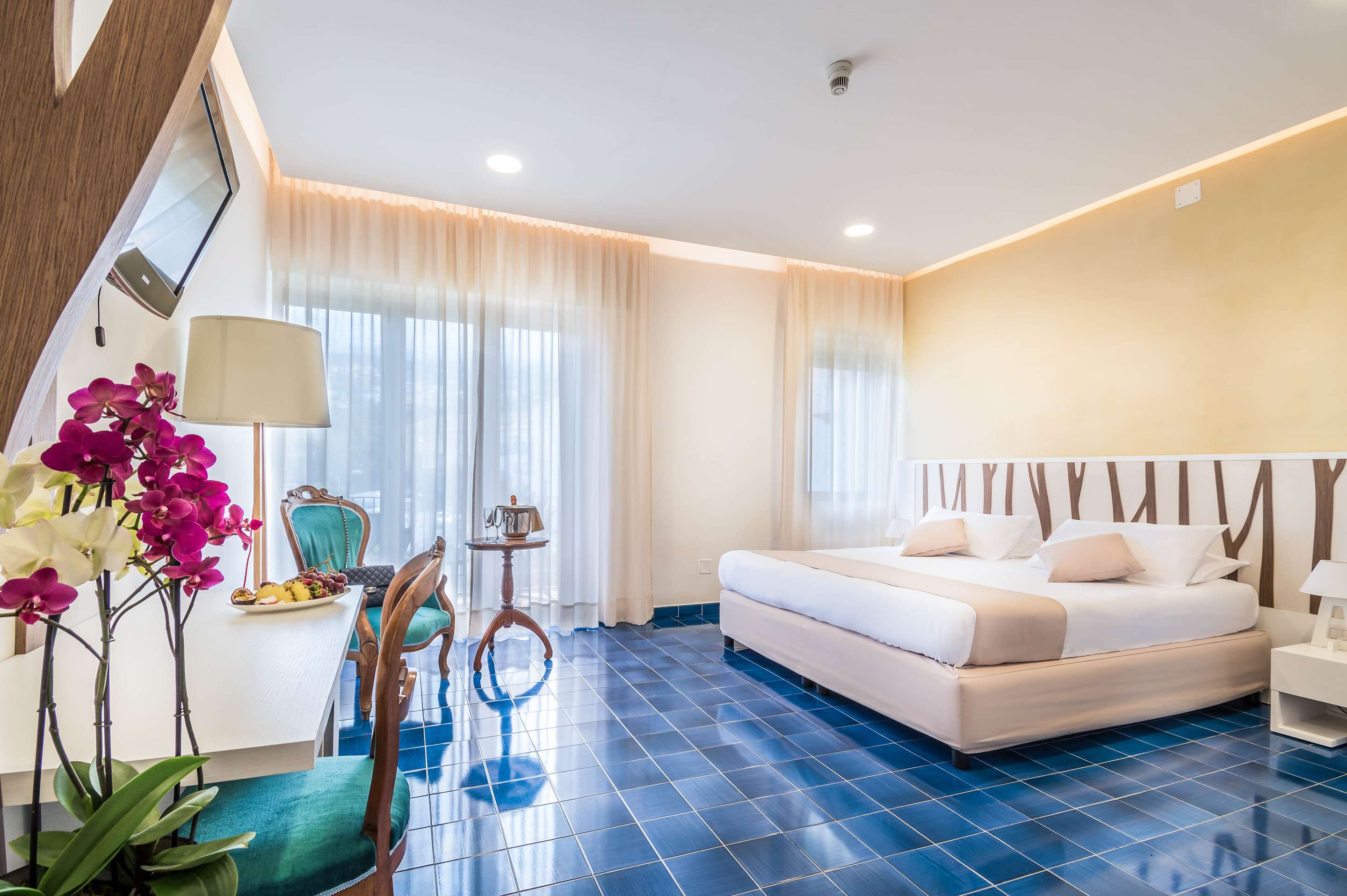 1张特大床，禁烟，高级房，阳台，海景，可转换为两张单人床