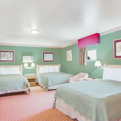 Deluxe Room with Three Queen Beds - Non-Smoking
